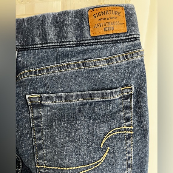 Signature LeviStrauss Gold total shaping pull on skinny jeans women’s size 26x28 - Picture 4 of 6